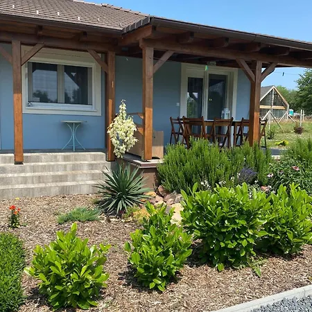 Izabella Vendeghaz Apartment *